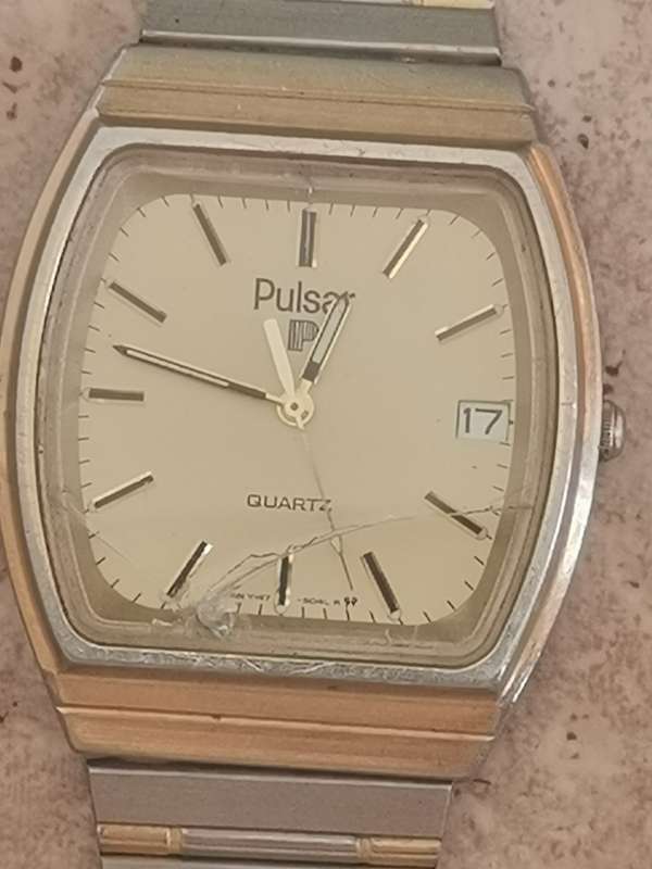 MENS VINTAGE PULSAR WATCH IN EXCELLENT WORKING CONDITION