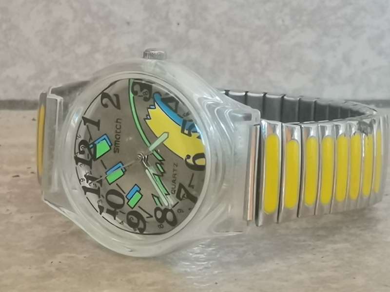 ELEGANT LADIES/GIRL SMATCH COLOURFUL WATCH IN EXCELLENT WORKING CONDITION