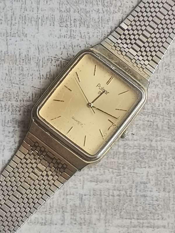 MENS VINTAGE PULSAR WATCH IN EXCELLENT WORKING CONDITION