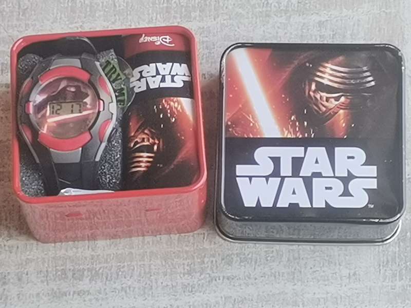 NEW STAR WARS KIDDIES DIGITAL WATCH WITH STUNNING DISPLAY BOX IN EXCELLENT WORKING COND - 2 AVAILABL