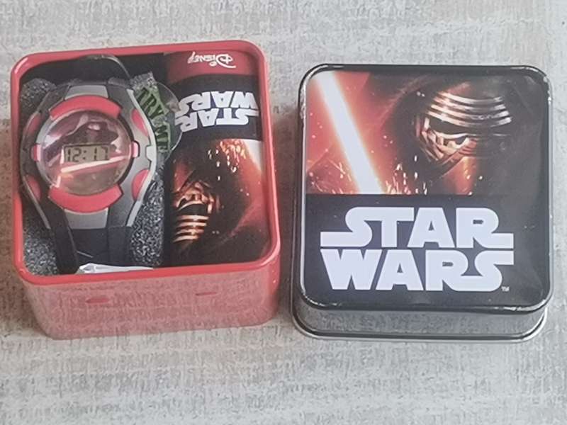 NEW STAR WARS KIDDIES DIGITAL WATCH WITH STUNNING DISPLAY BOX IN EXCELLENT WORKING COND - 2 AVAILABL