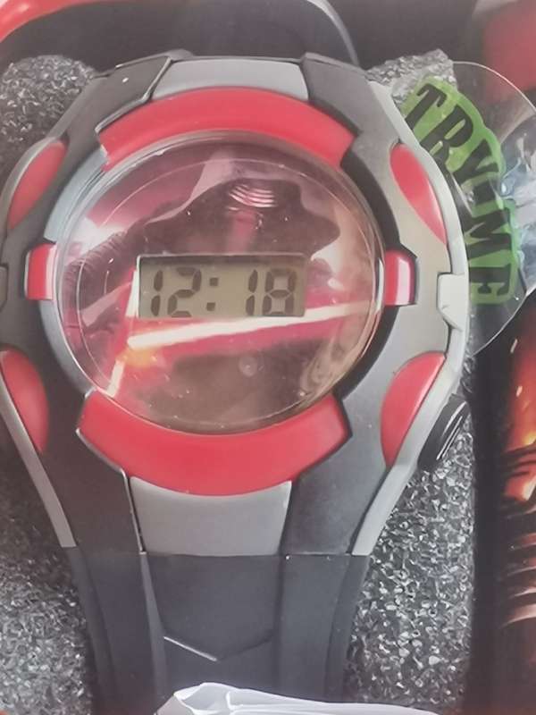 NEW STAR WARS KIDDIES DIGITAL WATCH WITH STUNNING DISPLAY BOX IN EXCELLENT WORKING COND - 2 AVAILABL