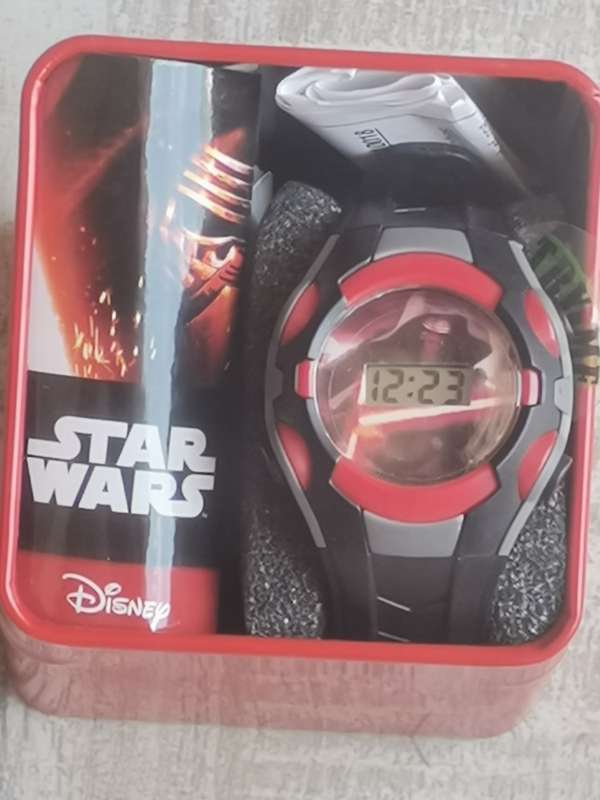 NEW STAR WARS KIDDIES DIGITAL WATCH WITH STUNNING DISPLAY BOX IN EXCELLENT WORKING COND - 2 AVAILABL