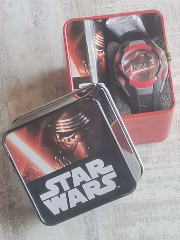 NEW STAR WARS KIDDIES DIGITAL WATCH WITH STUNNING DISPLAY BOX IN EXCELLENT WORKING COND - 2 AVAILABL