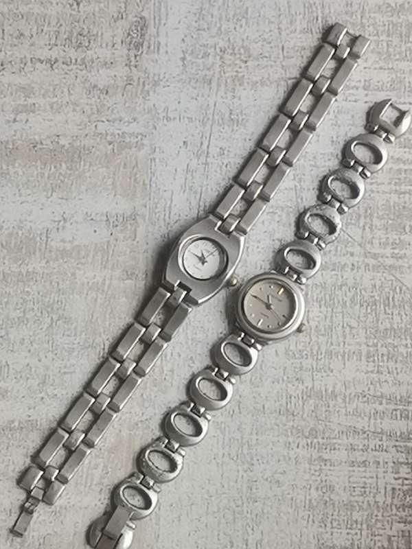 LADIES JUSTIN AND DIGITIME STAINLESS STEEL WATCH SET IN EXCELLENT WORKING CONDITION