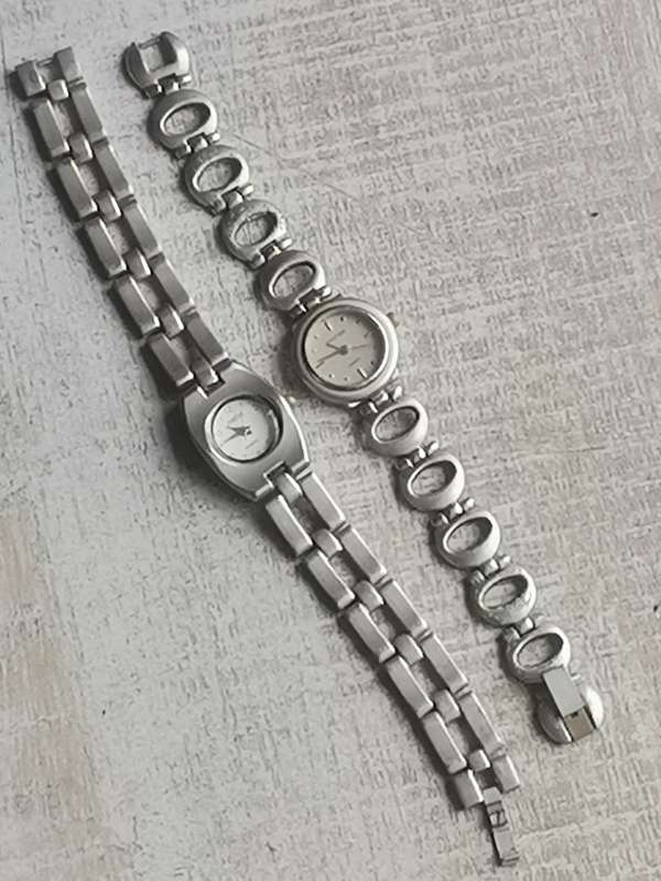 LADIES JUSTIN AND DIGITIME STAINLESS STEEL WATCH SET IN EXCELLENT WORKING CONDITION