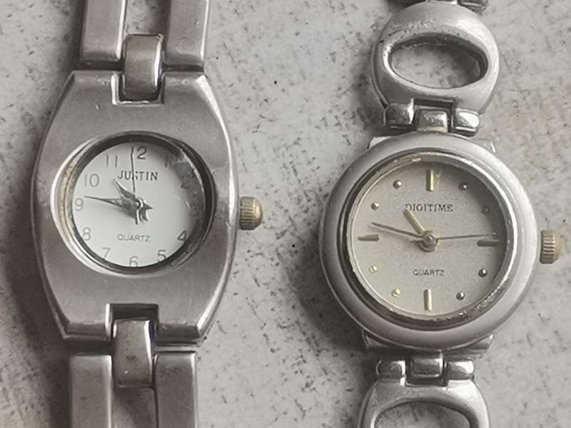 LADIES JUSTIN AND DIGITIME STAINLESS STEEL WATCH SET IN EXCELLENT WORKING CONDITION