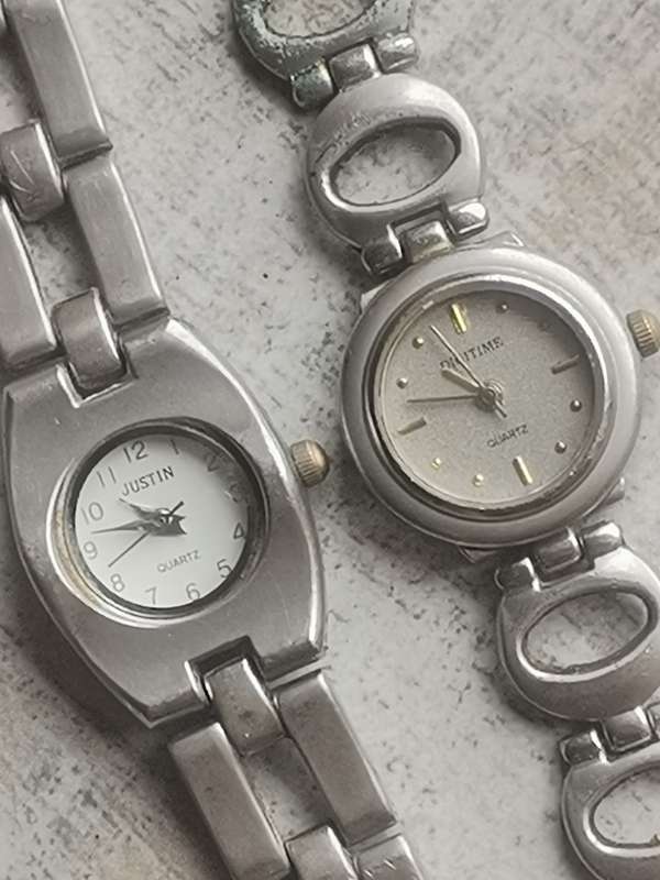 LADIES JUSTIN AND DIGITIME STAINLESS STEEL WATCH SET IN EXCELLENT WORKING CONDITION
