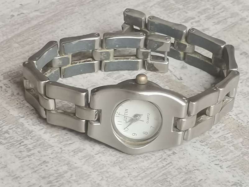 LADIES JUSTIN AND DIGITIME STAINLESS STEEL WATCH SET IN EXCELLENT WORKING CONDITION
