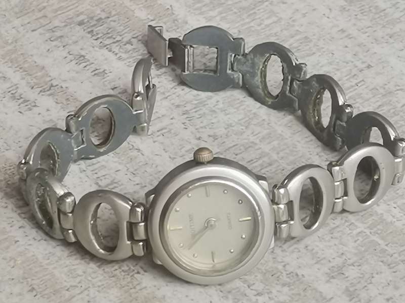 LADIES JUSTIN AND DIGITIME STAINLESS STEEL WATCH SET IN EXCELLENT WORKING CONDITION
