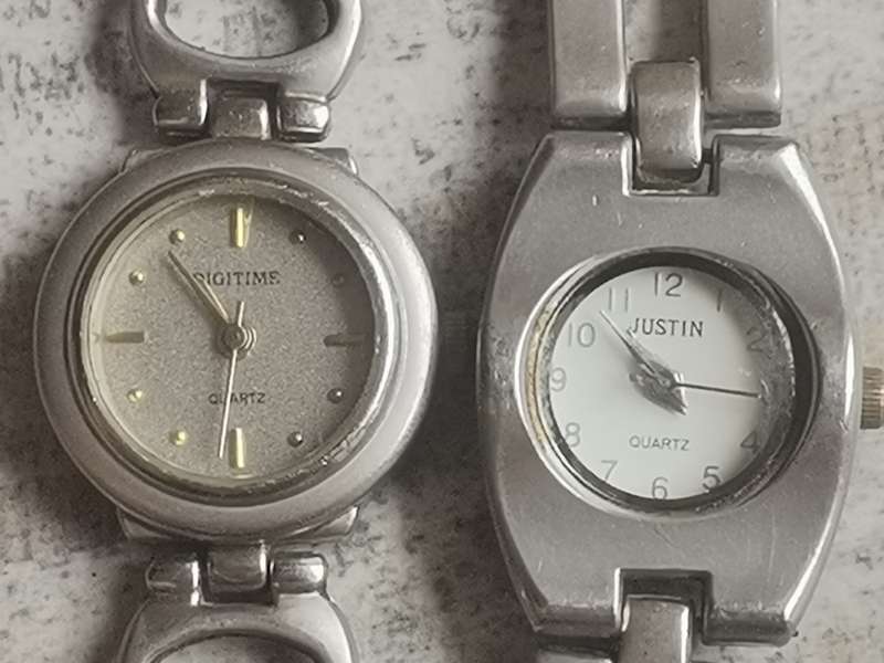 LADIES JUSTIN AND DIGITIME STAINLESS STEEL WATCH SET IN EXCELLENT WORKING CONDITION