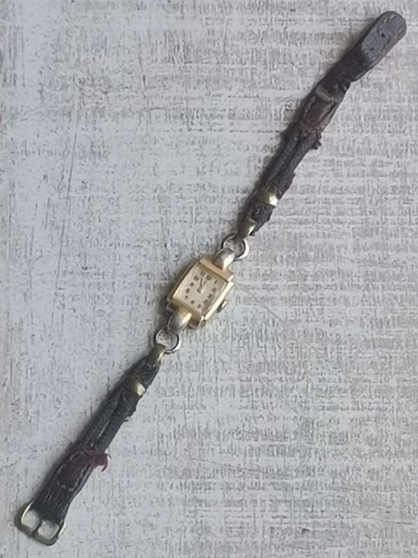 VINTAGE LADIES AVIA 15 JEWELS SWISS MADE WATCH IN EXCELLENT WORKING CONDITION