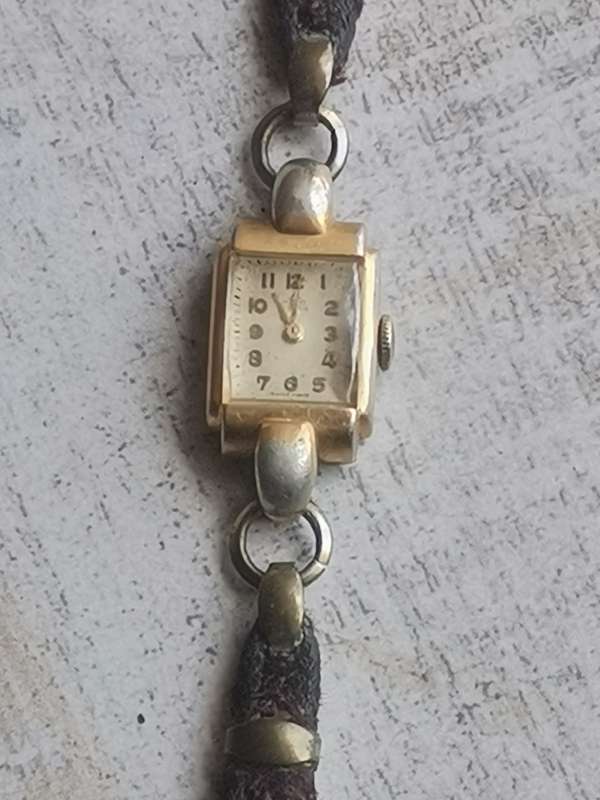 VINTAGE LADIES AVIA 15 JEWELS SWISS MADE WATCH IN EXCELLENT WORKING CONDITION
