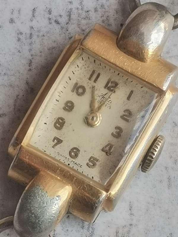 VINTAGE LADIES AVIA 15 JEWELS SWISS MADE WATCH IN EXCELLENT WORKING CONDITION