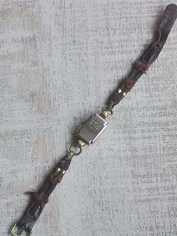 VINTAGE LADIES AVIA 15 JEWELS SWISS MADE WATCH IN EXCELLENT WORKING CONDITION
