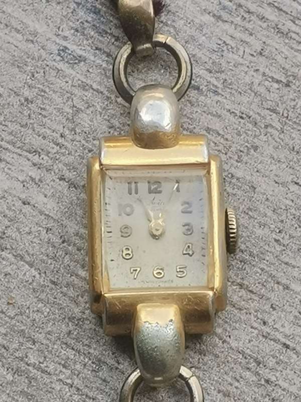 VINTAGE LADIES AVIA 15 JEWELS SWISS MADE WATCH IN EXCELLENT WORKING CONDITION