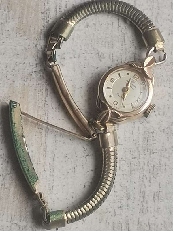 VINTAGE LADIES TRADITION REUSSER 17 JEWELS 20 MICRON GOLD WATCH IN EXCELLENT WORKING CONDITION