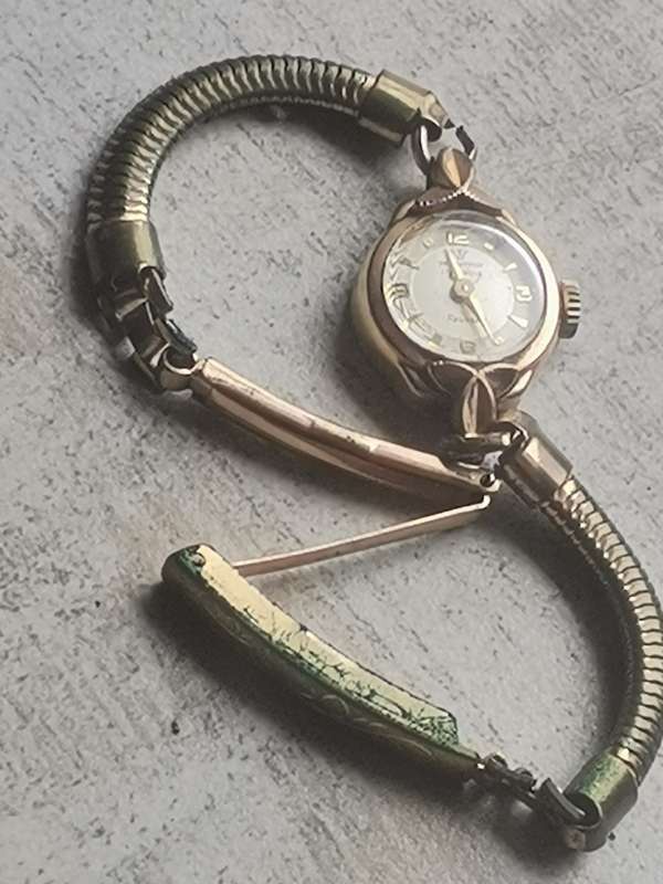 VINTAGE LADIES TRADITION REUSSER 17 JEWELS 20 MICRON GOLD WATCH IN EXCELLENT WORKING CONDITION