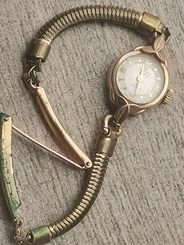 VINTAGE LADIES TRADITION REUSSER 17 JEWELS 20 MICRON GOLD WATCH IN EXCELLENT WORKING CONDITION