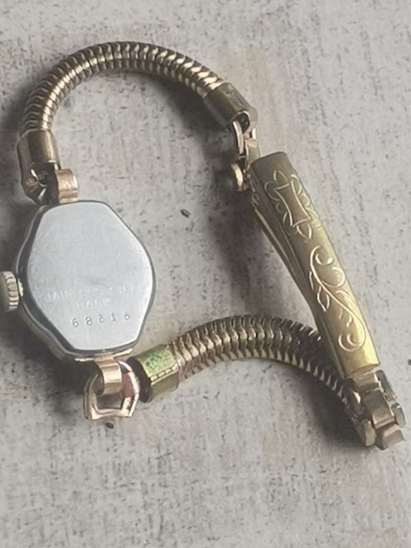 VINTAGE LADIES TRADITION REUSSER 17 JEWELS 20 MICRON GOLD WATCH IN EXCELLENT WORKING CONDITION
