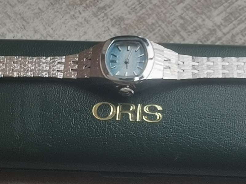 VINTAGE LADIES ORIS 17 JEWELS WATCH WITH DISPLAY BOX