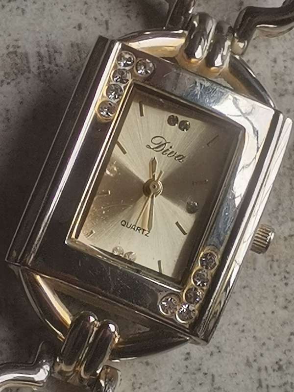 ELEGANT LADIES DIVA WATCH IN EXCELLENT WORKING CONDITION