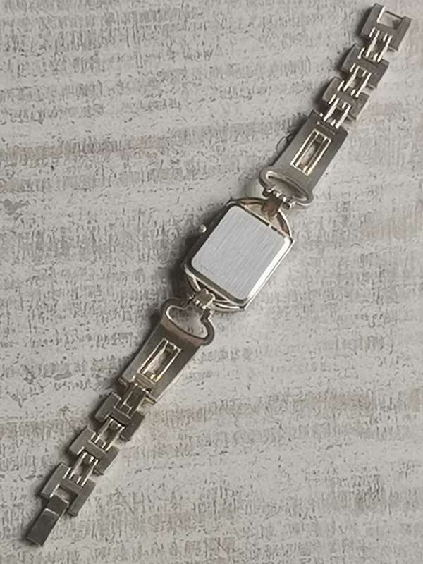 ELEGANT LADIES DIVA WATCH IN EXCELLENT WORKING CONDITION