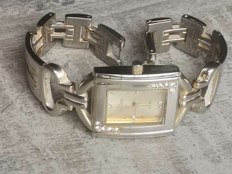 ELEGANT LADIES DIVA WATCH IN EXCELLENT WORKING CONDITION