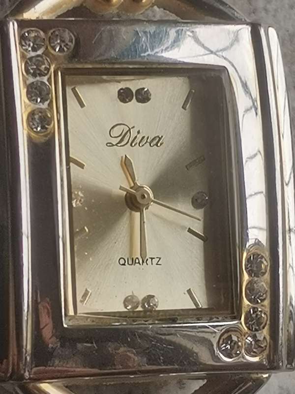 ELEGANT LADIES DIVA WATCH IN EXCELLENT WORKING CONDITION