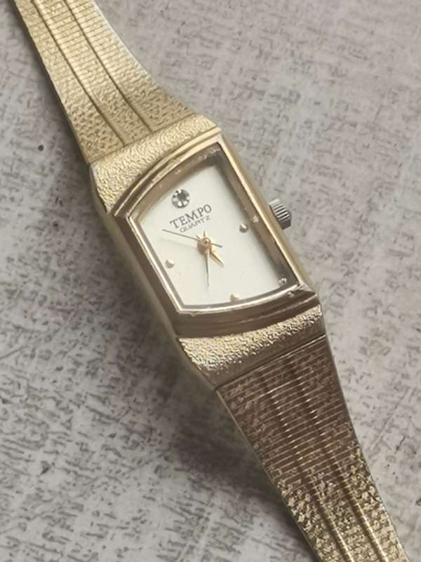 LADIES ELEGANT TEMPO GOLD WATCH IN EXCELLENT WORKING CONDITION
