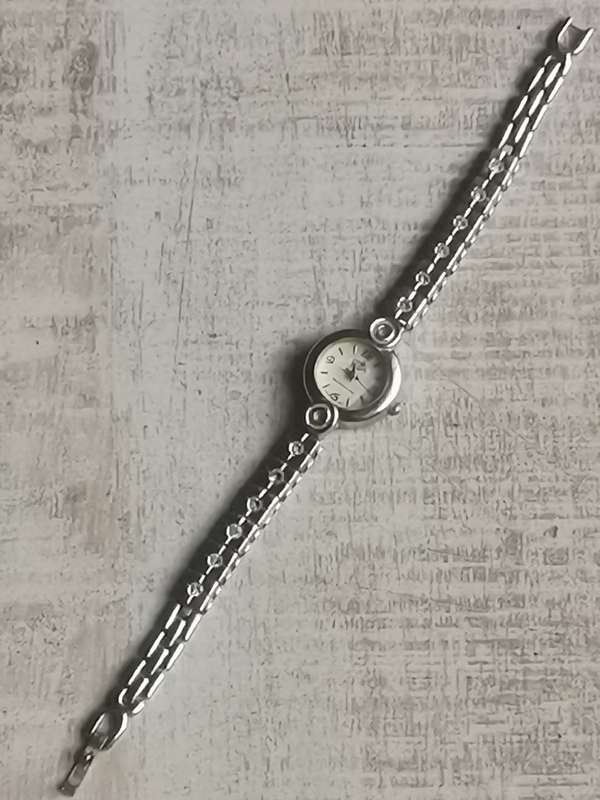 WOW LADIES ROYALTY MOTHER OF PEARL WATCH IN EXCELLENT WORKING CONDITION