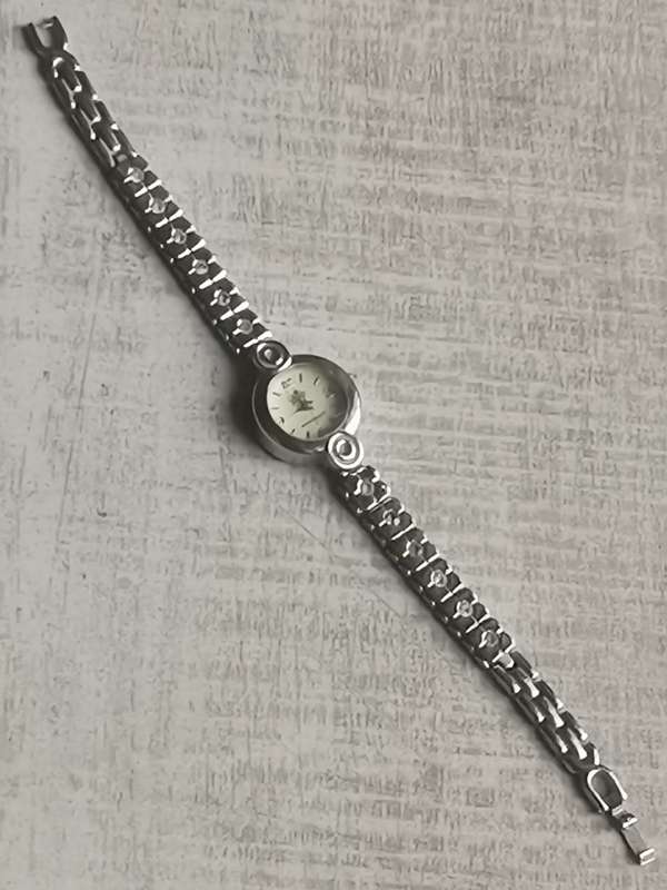 WOW LADIES ROYALTY MOTHER OF PEARL WATCH IN EXCELLENT WORKING CONDITION