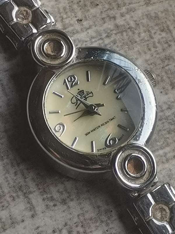 WOW LADIES ROYALTY MOTHER OF PEARL WATCH IN EXCELLENT WORKING CONDITION