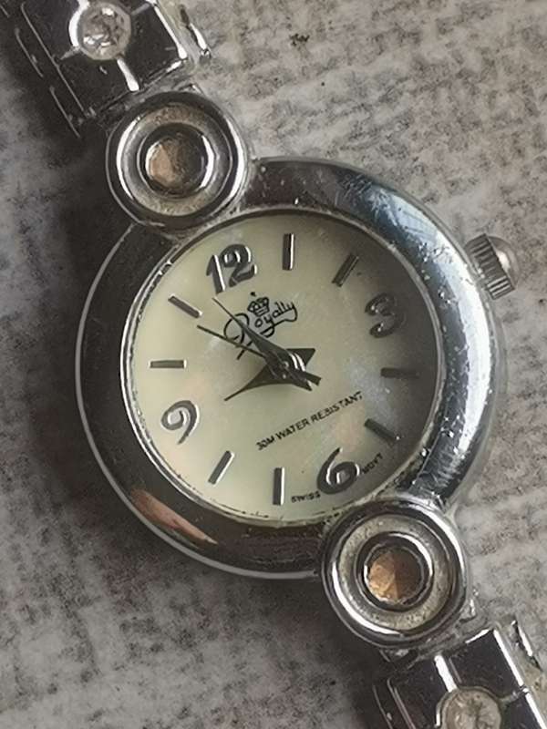 WOW LADIES ROYALTY MOTHER OF PEARL WATCH IN EXCELLENT WORKING CONDITION