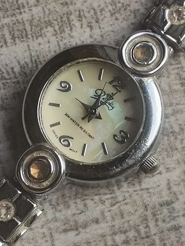 WOW LADIES ROYALTY MOTHER OF PEARL WATCH IN EXCELLENT WORKING CONDITION