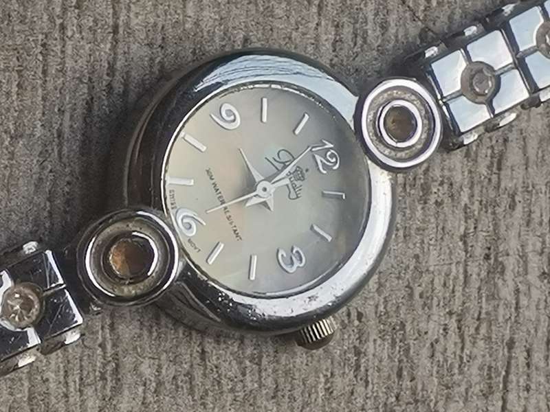 WOW LADIES ROYALTY MOTHER OF PEARL WATCH IN EXCELLENT WORKING CONDITION