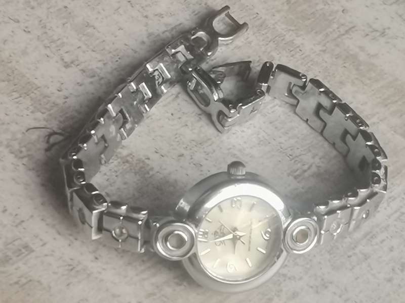 WOW LADIES ROYALTY MOTHER OF PEARL WATCH IN EXCELLENT WORKING CONDITION