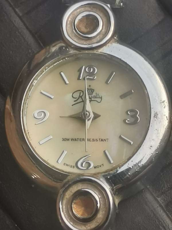 WOW LADIES ROYALTY MOTHER OF PEARL WATCH IN EXCELLENT WORKING CONDITION