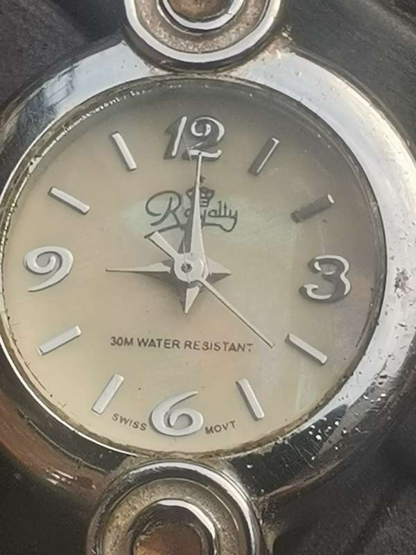 WOW LADIES ROYALTY MOTHER OF PEARL WATCH IN EXCELLENT WORKING CONDITION