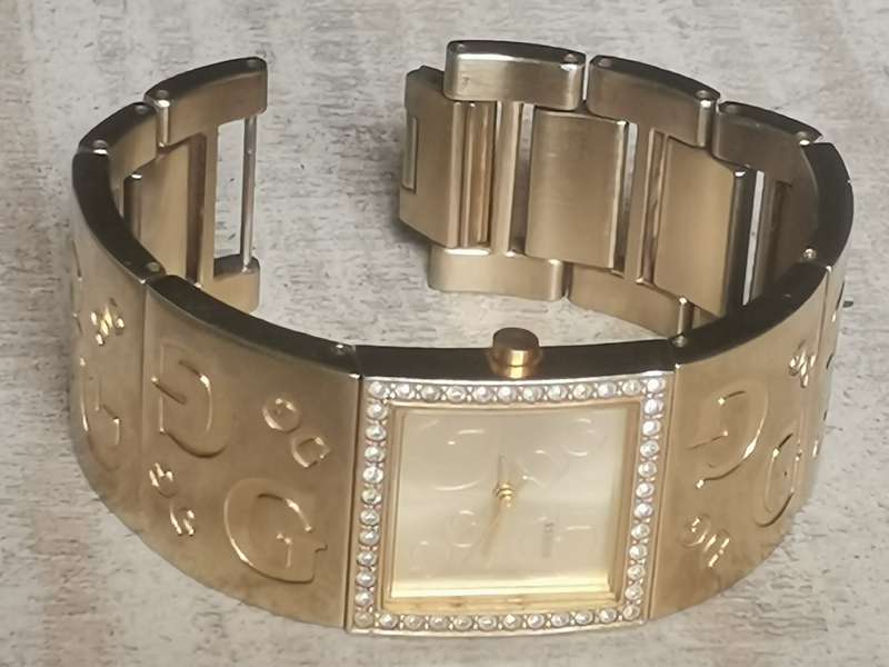 STUNNING AND ELEGANT LADIES GUESS AND TEMPO MOTHER OF PEARL WATCHES IN EXCELLENT WORKING CONDITION