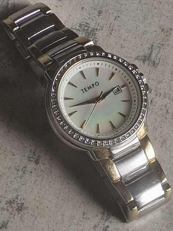 STUNNING AND ELEGANT LADIES GUESS AND TEMPO MOTHER OF PEARL WATCHES IN EXCELLENT WORKING CONDITION