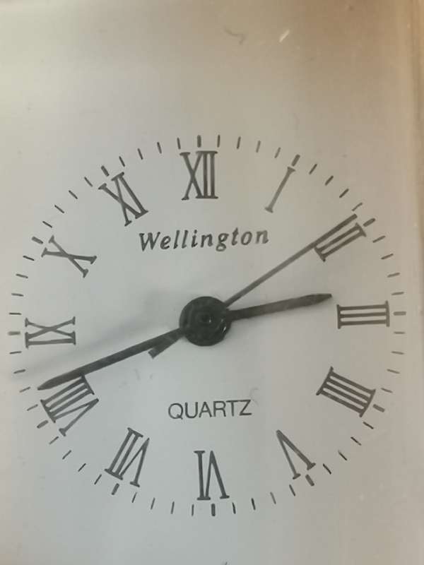 VINTAGE WELLINGTON MINI DESK CLOCK IN EXCELLENT WORKING CONDITION