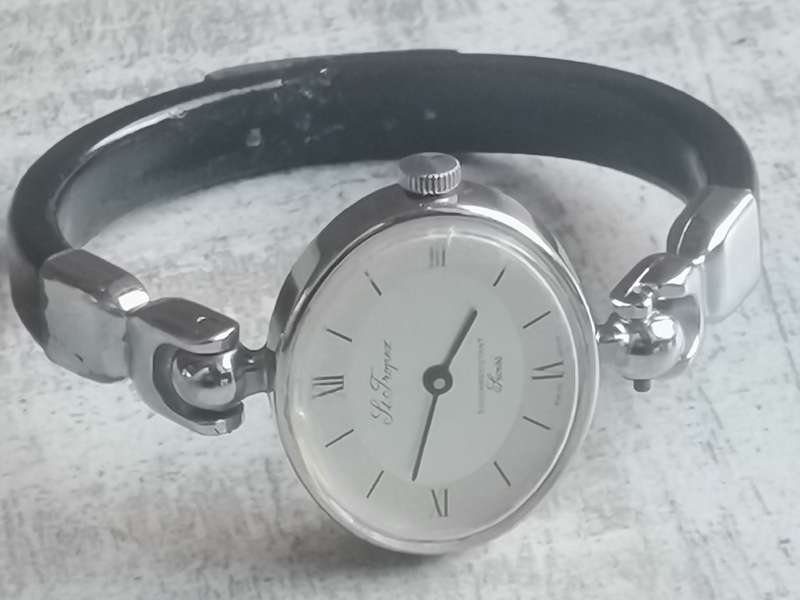 VINTAGE ST. TROPEZ LADIES SWISS WATCH - NEEDS SERVICE OR REPAIRS
