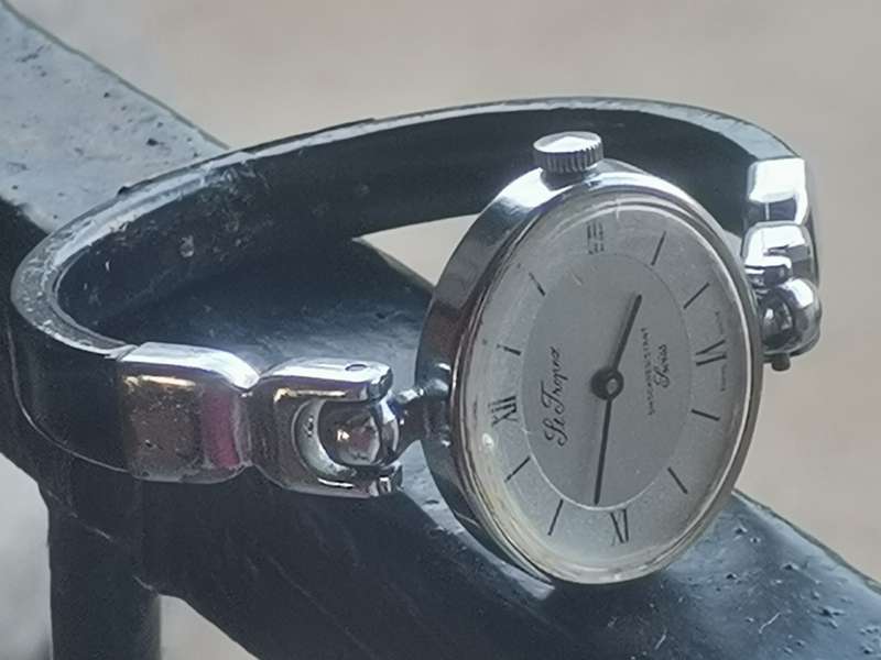 VINTAGE ST. TROPEZ LADIES SWISS WATCH - NEEDS SERVICE OR REPAIRS