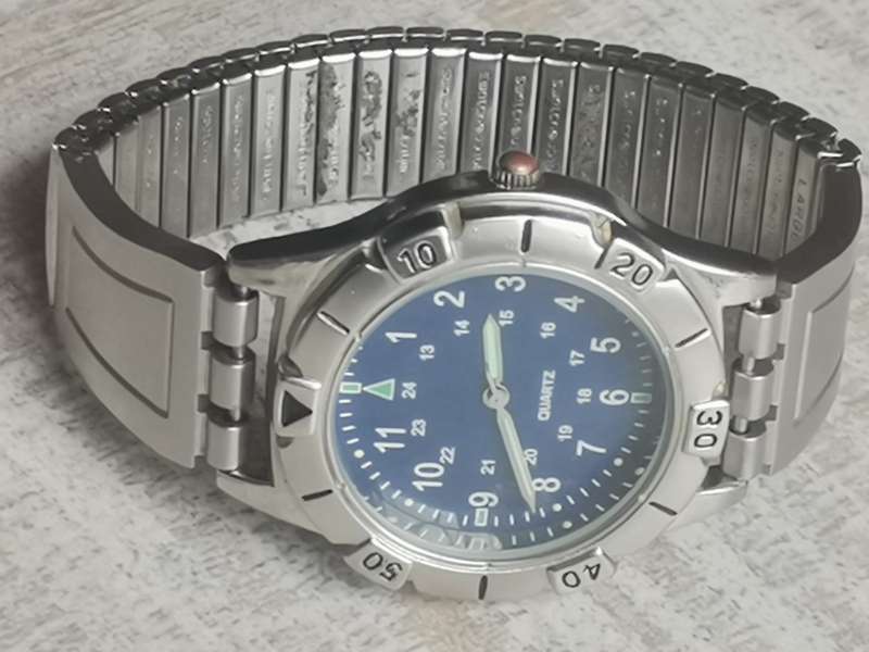 STUNNING MENS ROTATING BEZEL WATCH WITH STAINLESS STEEL SWATCH STRAP IN EXCELLENT WORKING CONDITION