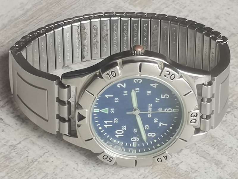 STUNNING MENS ROTATING BEZEL WATCH WITH STAINLESS STEEL SWATCH STRAP IN EXCELLENT WORKING CONDITION