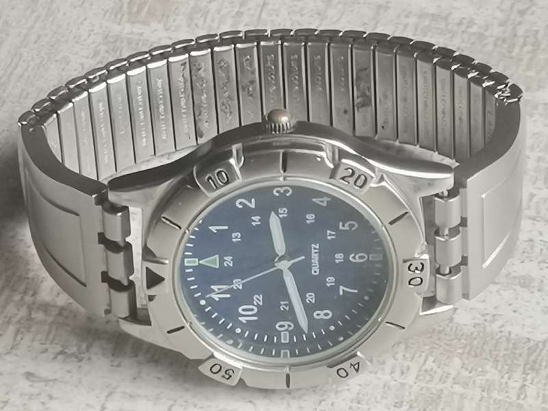 STUNNING MENS ROTATING BEZEL WATCH WITH STAINLESS STEEL SWATCH STRAP IN EXCELLENT WORKING CONDITION