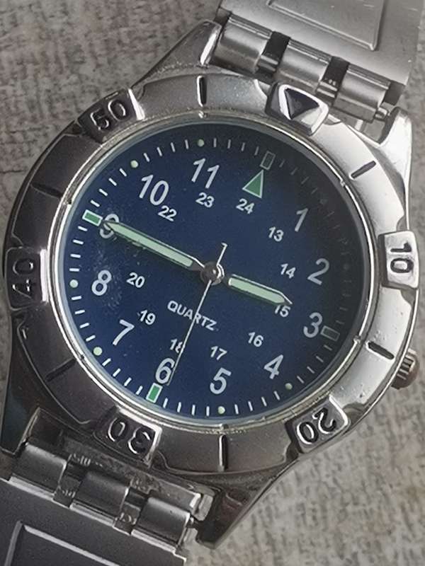 STUNNING MENS ROTATING BEZEL WATCH WITH STAINLESS STEEL SWATCH STRAP IN EXCELLENT WORKING CONDITION