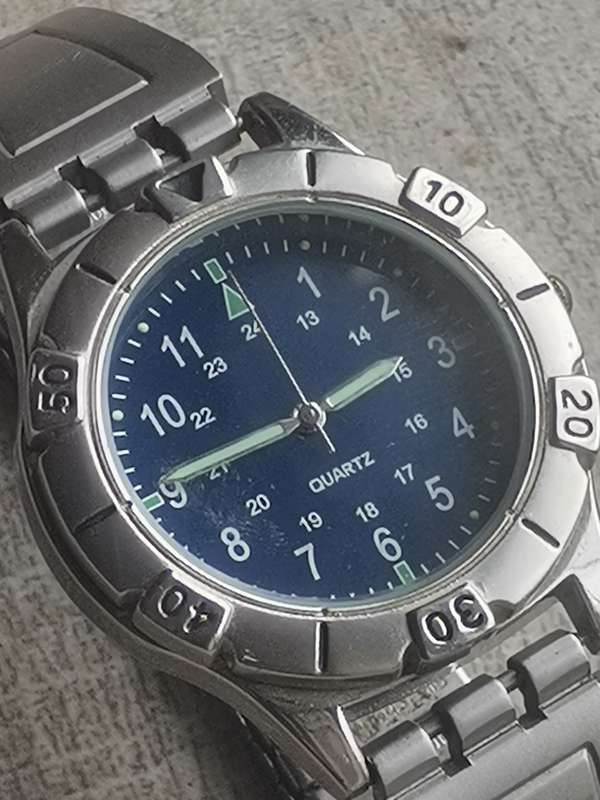 STUNNING MENS ROTATING BEZEL WATCH WITH STAINLESS STEEL SWATCH STRAP IN EXCELLENT WORKING CONDITION
