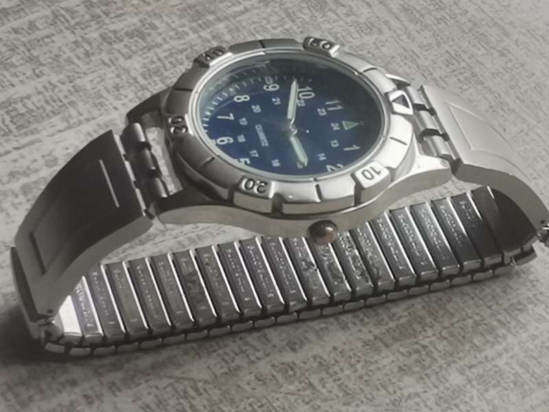 STUNNING MENS ROTATING BEZEL WATCH WITH STAINLESS STEEL SWATCH STRAP IN EXCELLENT WORKING CONDITION